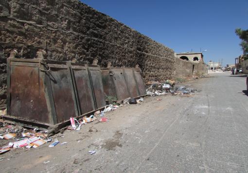 ظاهرة حرق القمامة في الشوارع تعود للأتارب في ظل تقصير مجلسها المحلي