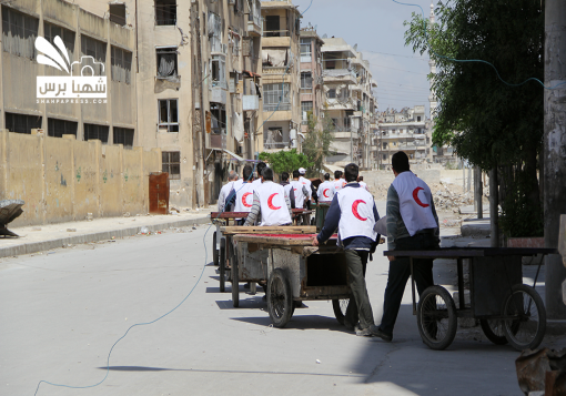 قافلة إنسانية تدخل المناطق المحررة في حلب برفقة فريقي الأمم المتحدة والهلال الأحمر