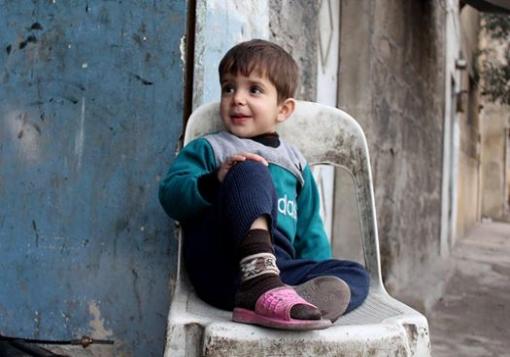 الأطفال السوريون يعيشون ويلات التهجير والقتل و التفكك الأسري