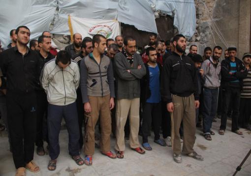 الجبهة الاسلامية  تؤمن خروج  آلاف المحاصرين من حمص  مقابل الافراج عن  36 عنصر بينهم ايرانيون