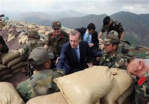 صورة تركيا ترسل تعزيزات ثقيلة وتضع جندياً على كل 50 متر من حدودها مع سوريا