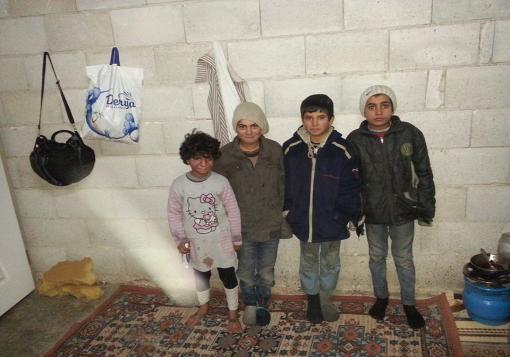 أطفال سوريون يتسولون من أجل البقاء
