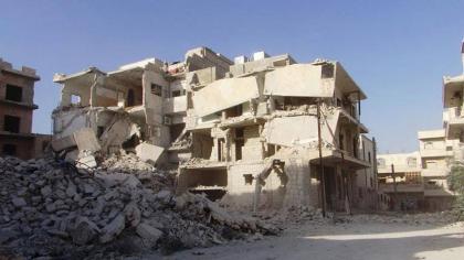 سراقب مدينة منكوبة وطيران الأسد يقصف مواقع موالية له في إدلب