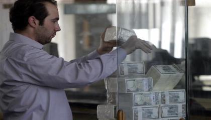 الليرة السورية تهبط لأدنى مستوى مقابل الدولار