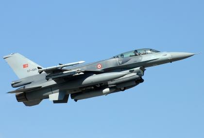 تركيا تنفي تعليق ضرباتها الجوية في سوريا