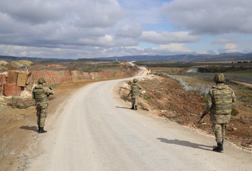 تركيا توقف جنود أتراك قاموا بضرب واهانة سوريين على الحدود