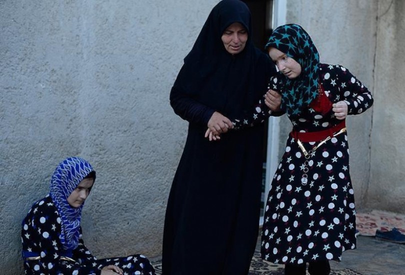 أم سورية حملت ابنتها على ظهرها هرباً من ميليشيا PYD الارهابي