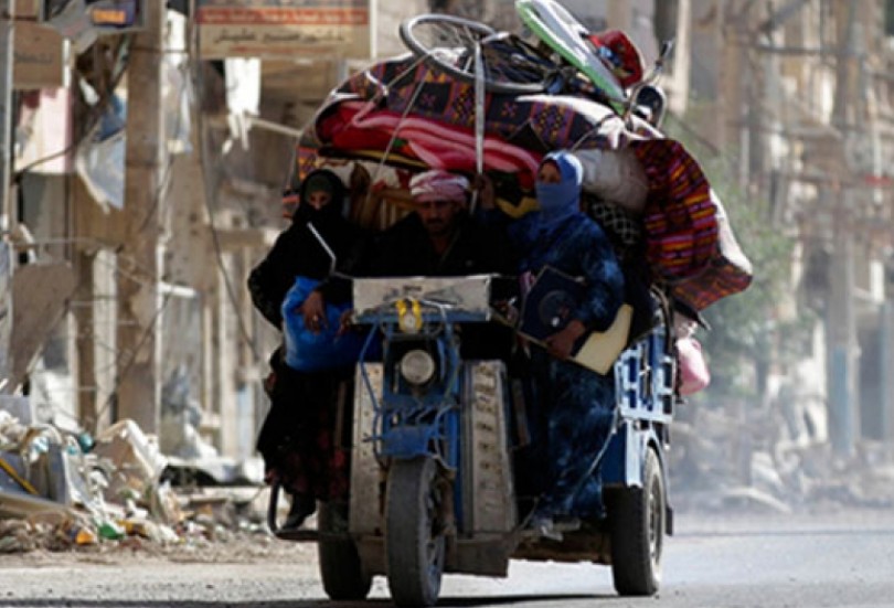 مئات المدنيين في دير الزور عالقين ما بين قسد والأسد