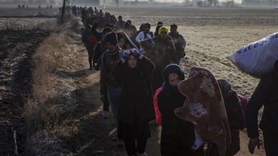 صورة مقتل طفل … استمرار تدفق المهاجرين من تركيا واليونان تمنعهم