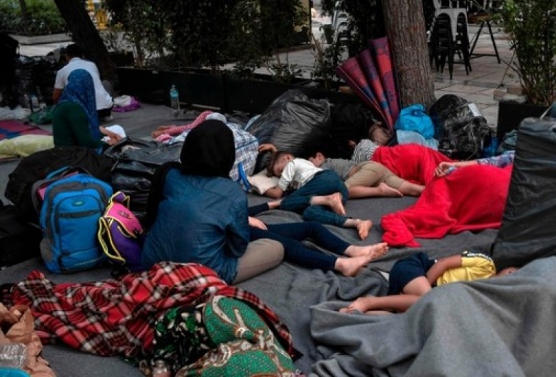 بعد إخراجهم من مراكز الإيواء.. اللاجئون في اليونان تائهون في أثينا