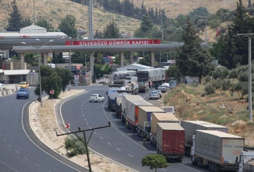 عشرة آلاف شاحنة مساعدات عبرتمن  تركيا إلى سوريا في 7 أشهر