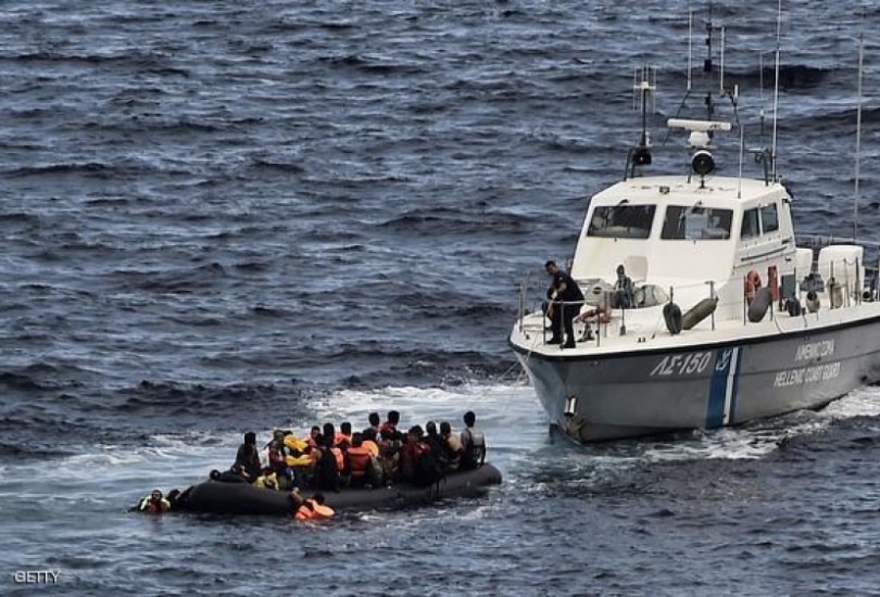 بينهم سوريين.. اليونان تطرد سرا أكثر من 1000 مهاجر عبر البحر