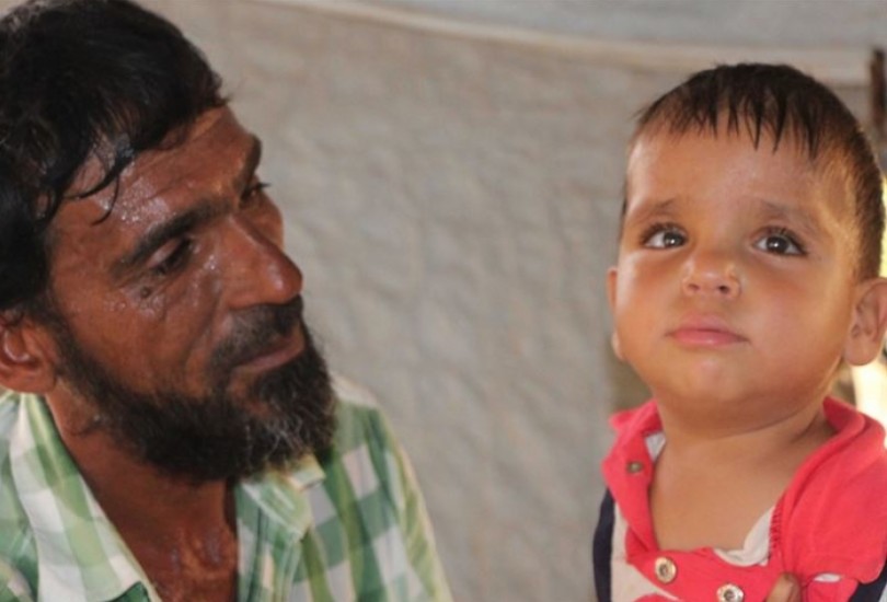 نازح سوري يناشد أطباء أتراك لإنقاذ بصر طفله