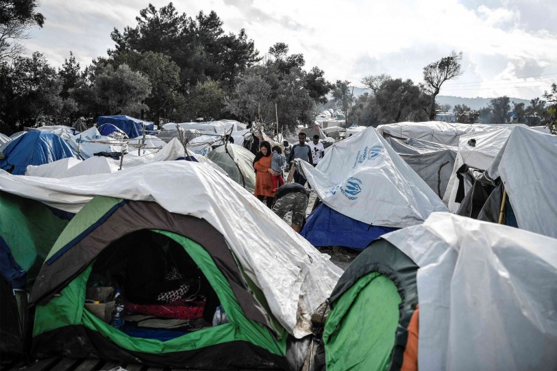 خليفة ميركل المحتمل يعارض قبول لاجئين من مخيمات اليونان والبوسنة