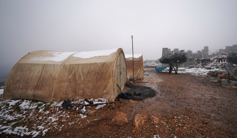 مئات العائلات المهجرة تفترش العراء بشمال غرب سوريا