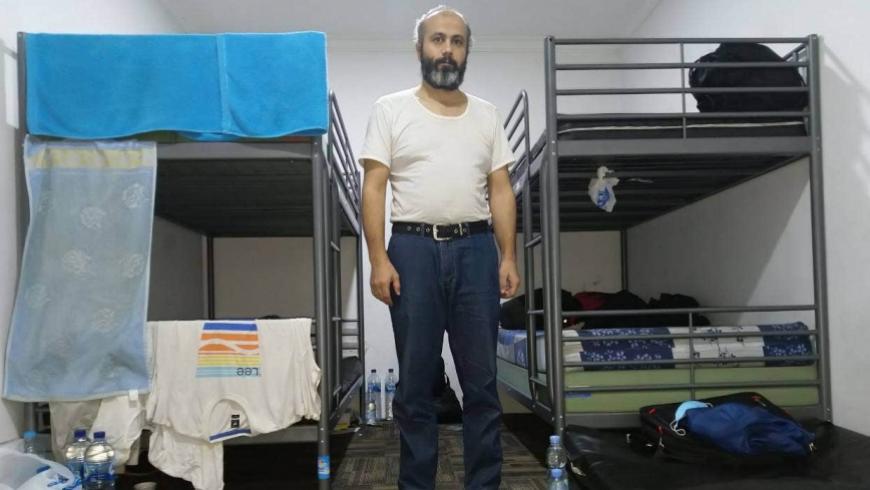 خسر 30 كيلو من وزنة.. لاجئ سوري أمضى سنة في مطار بإندونيسيا