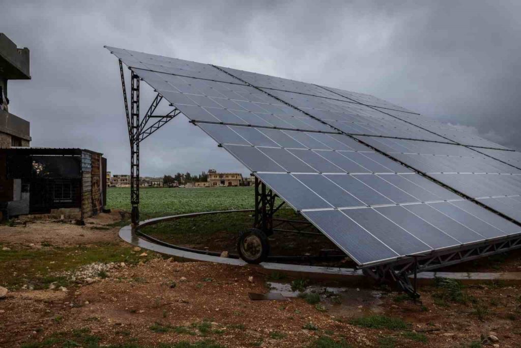 وسط الظلام المتواصل.. الطاقة الشمسية تنير حياة السوريين النازحين في إدلب