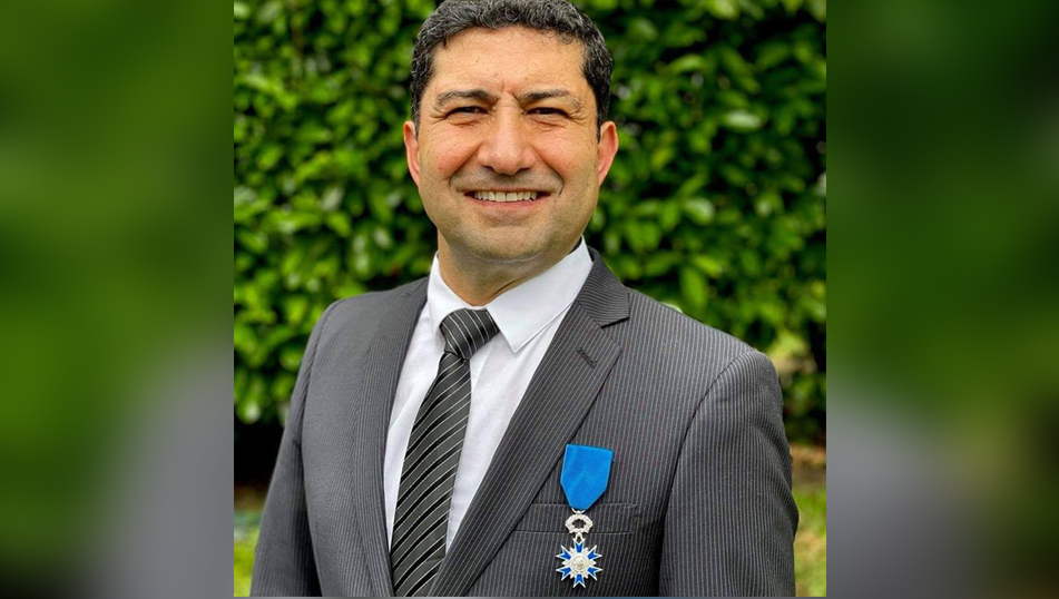 فرنسا تقلِّد الطبيب السوري خالد أنطوان وسام الاستحقاق برتبة فارس