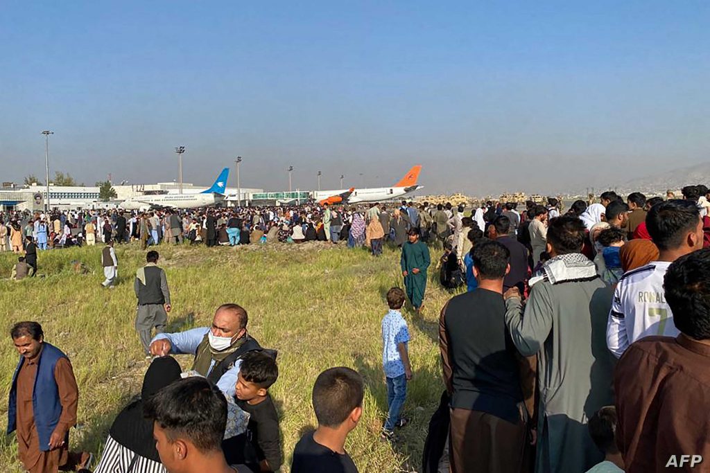 إلغاء الرحلات التجارية في مطار كابل وأفغان يتعلقون بالطائرات