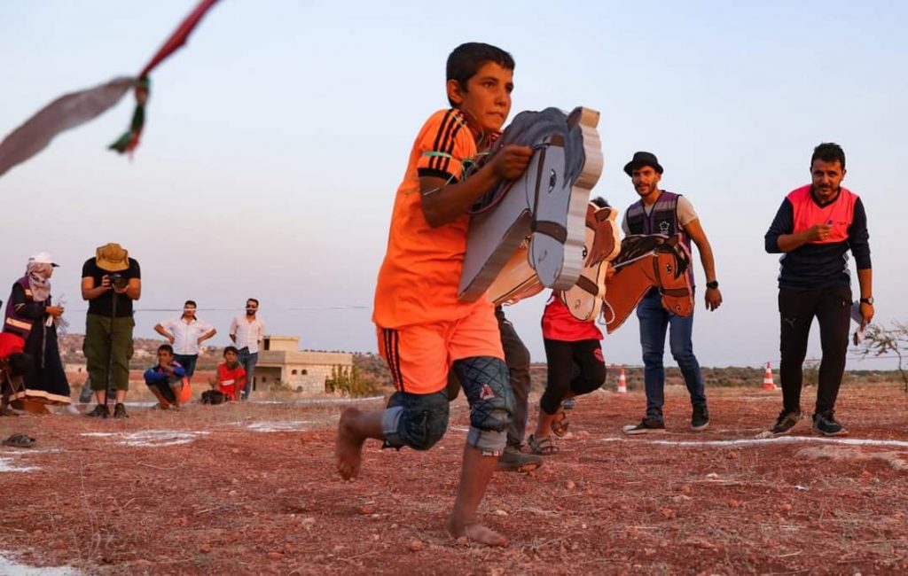 على طريقتهم الخاصة.. أطفال سوريون يتنافسون خلال “أولمبياد الخيام”