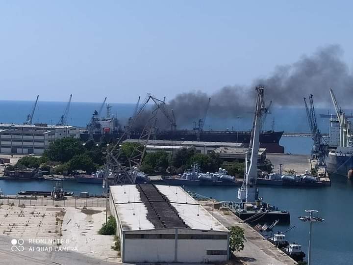 موقع يكشف تبعية السفينة التي اندلعت بها النيران في ميناء اللاذقية