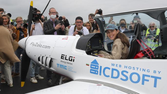 بدأت الطيران في سن الـ14.. شابة بلجيكية تسعى لتكون أصغر امرأة تطير حول العالم