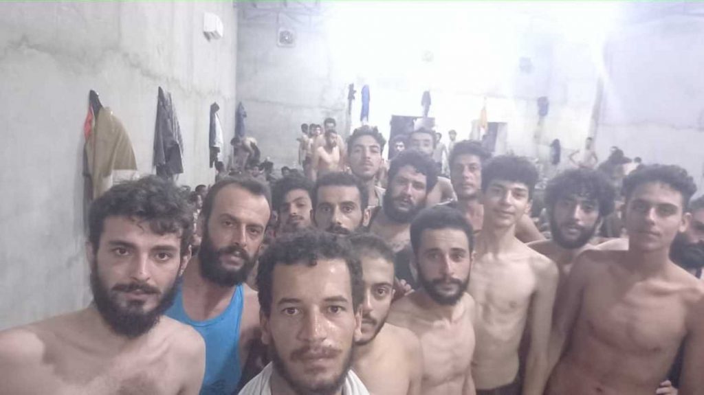 مرصد حقوقي: مئات من السوريين محتجزين في ليبيا بظروف غير إنسانية