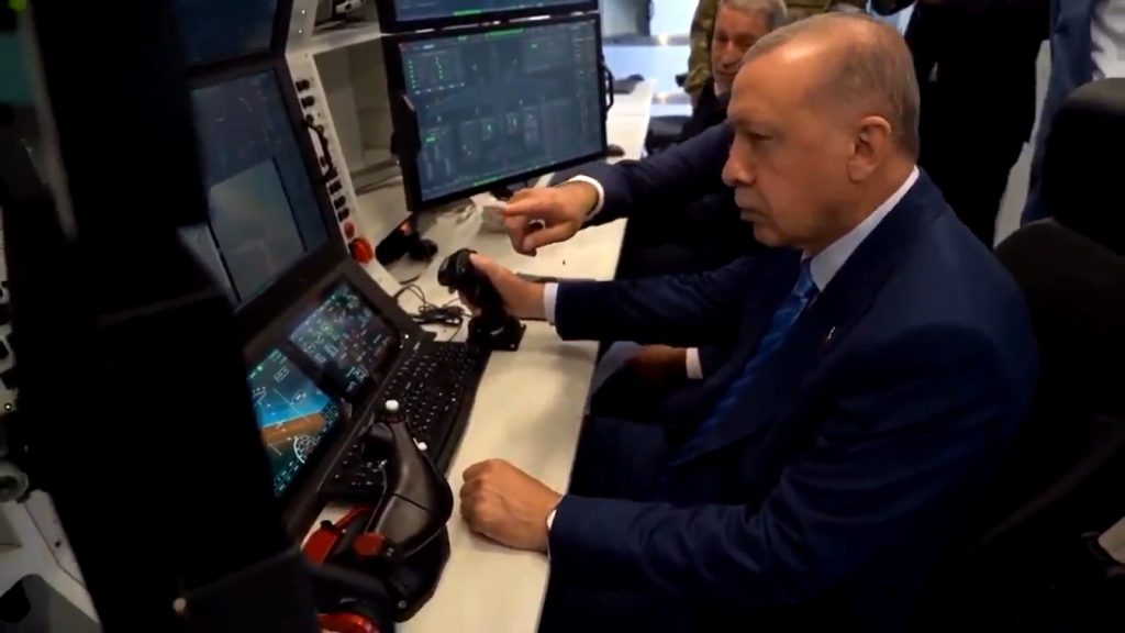 بعد إدخالها في الخدمة.. أردوغان يقود طائرة “أقينجي” الجديدة (فيديو)