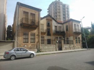 صورة منتشرة عن بيت "الجندلي" في مدينة حمص السورية، المفترض أنه بيت جدّ "ستيف جوبز" (مواقع التواصل)