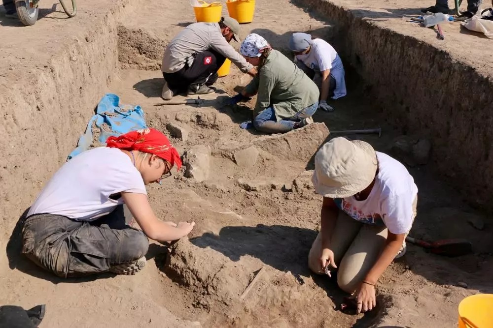 عمرها 5 آلاف عام.. علماء يعثرون على قبور فخارية أثرية في تركيا