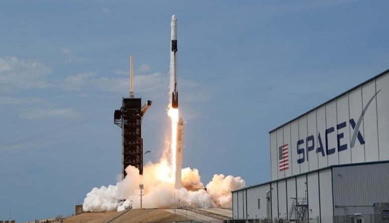 شركة سبيس إكس تطلق أول رحلة فضائية مدنية بالكامل حول الأرض