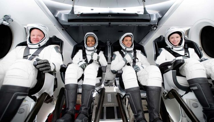 بعد قضاءهم 3 أيام حول الأرض.. عودة أول سياح فضاء من شركة SpaceX بسلام