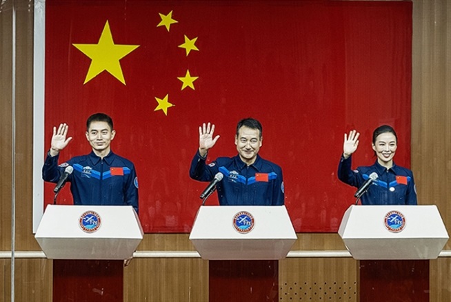 الصين ترسل ثلاثة روّاد إلى محطة فضاء السبت المقبل