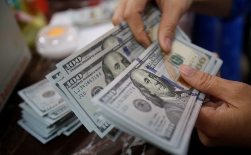 خبراء في بنك عالمي يتوقع ارتفاع الدولار الأمريكي.. فما الأسباب؟