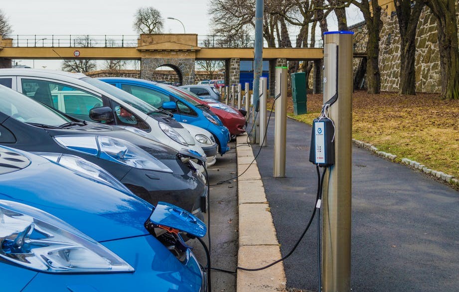 استخدام السيارات الكهربائية يخفّض الانبعاثات في بريطانيا إلى “مستوى قياسي”
