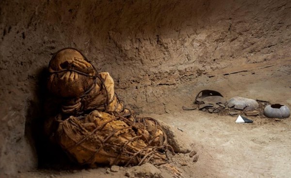 علماء الآثار يعثرون على مومياء عمرها 800 عام في بيرو 1086121-1