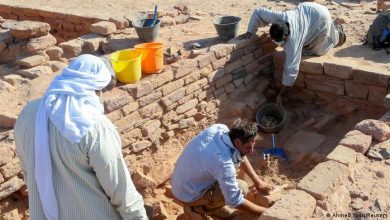 صورة بعثة فرنسية سعودية تعمل على استخراج آثار مملكتي دادان ولحيان القديمتين