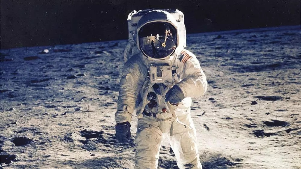 بعد مرور أكثر من 50 عام على مهمة أبولو11.. هل هبط الأمريكيون حقاً على القمر؟