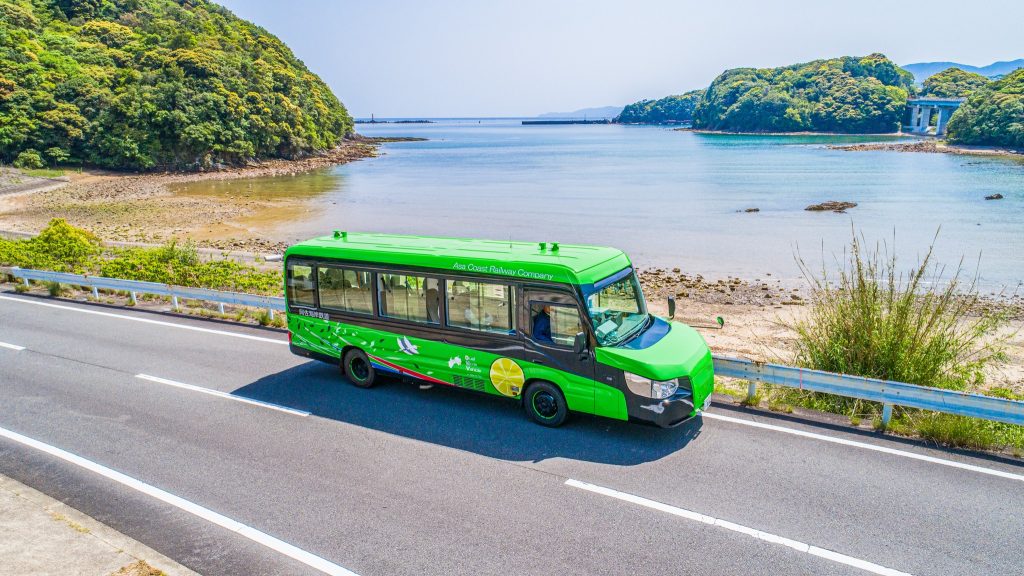 ابتكار ياباني جديد.. حافلة يمكنها السير على الطرقات والسكك الحديدة