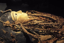 صورة للمرة الأولى.. علماء آثار يكشفون أسرار مومياء الفرعون المصري “أمنحتب الأول”
