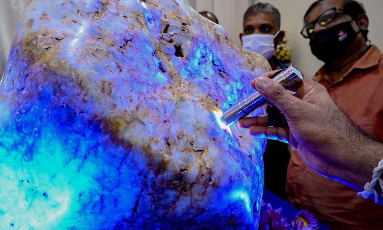 وزنه أكثر من 300 كيلوغرام.. اكتشاف أكبر حجر ياقوت أزرق طبيعي في العالم 6da60a17221a4766a94b48c520e1b5e7-780x470