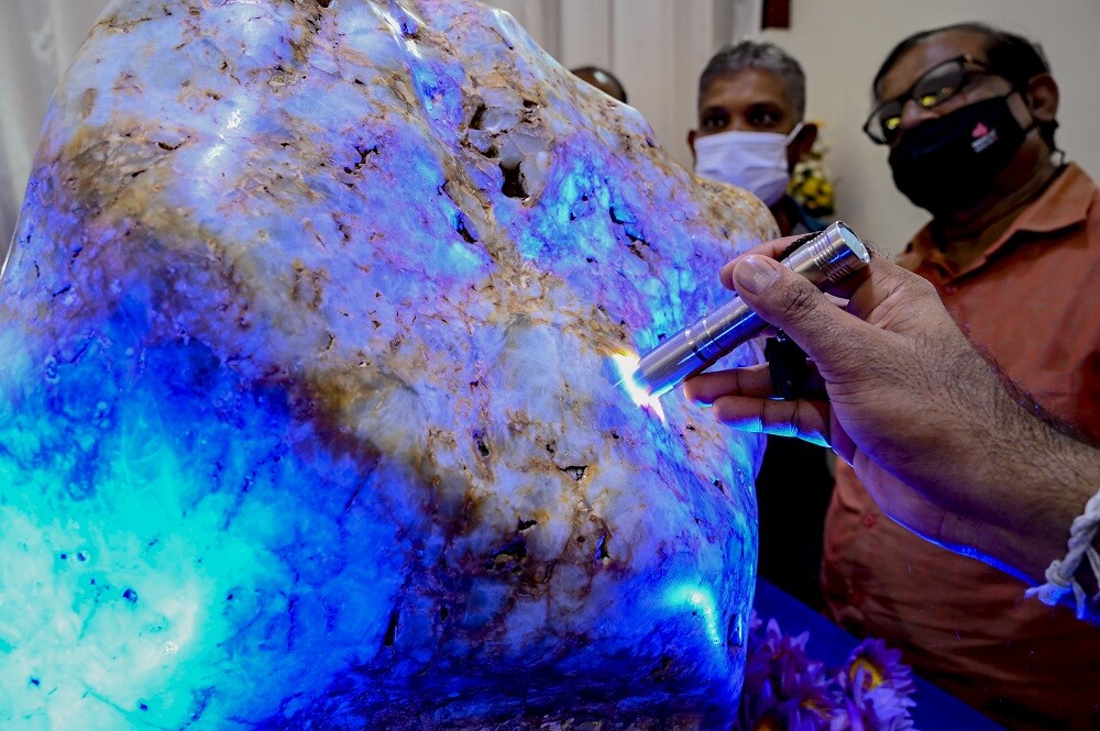 وزنه أكثر من 300 كيلو.. اكتشاف أكبر حجر ياقوت أزرق طبيعي في العالم
