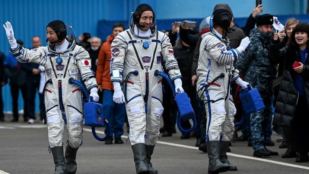 روسيا ترسل مليارديراً يابانياً لقضاء 12 يوما على متن محطة الفضاء الدولية