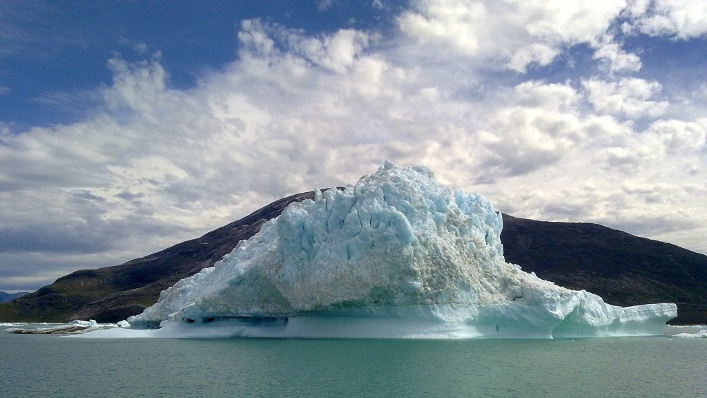 ذوبان أكبر جبل جليدي عائم.. يلقي بـ152 مليار طن مياه عذبة في المحيط