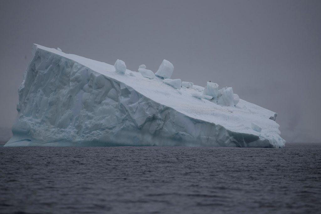 علماء يحذورن من خطر نهر جليدي يهدد العالم