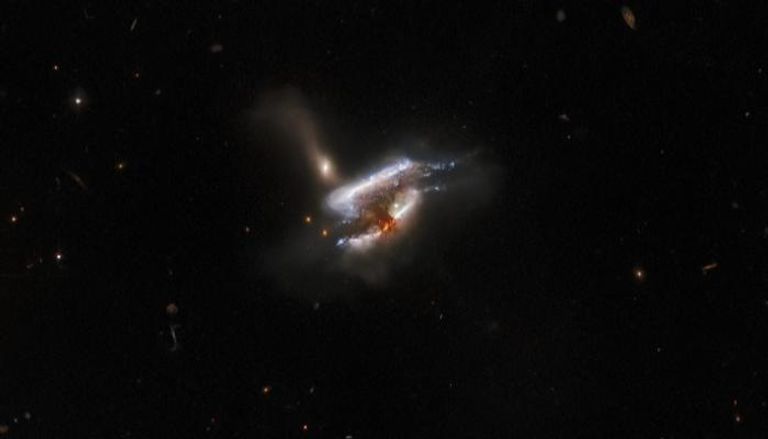 هابل يلتقط صورة لاندماج 3 مجرات يحدث على بعد 681 مليون سنة ضوئية