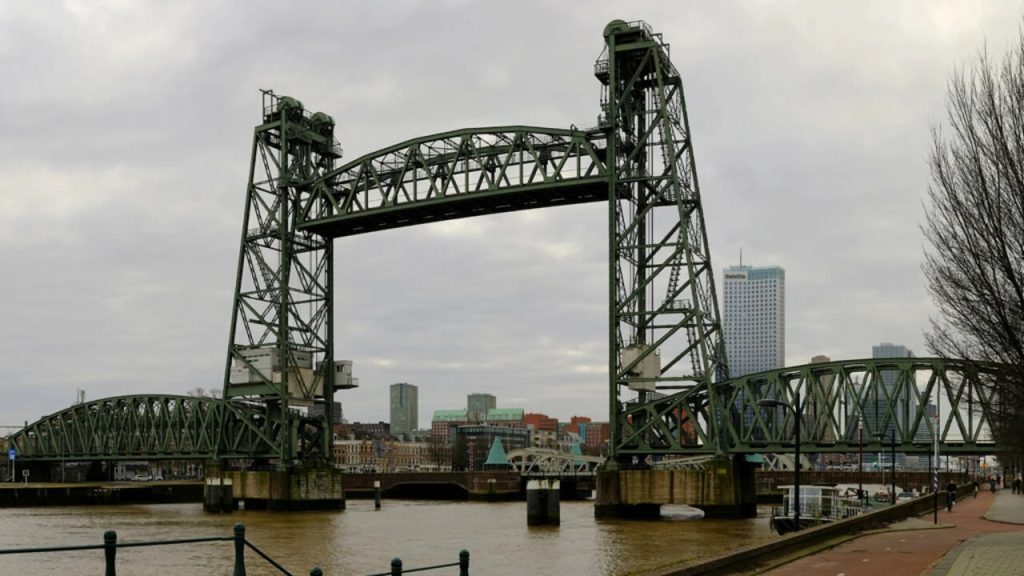 مرور يخت عملاق لـ “جيف بيزوس” يتطلب تفكيك جسر تاريخي في هولندا