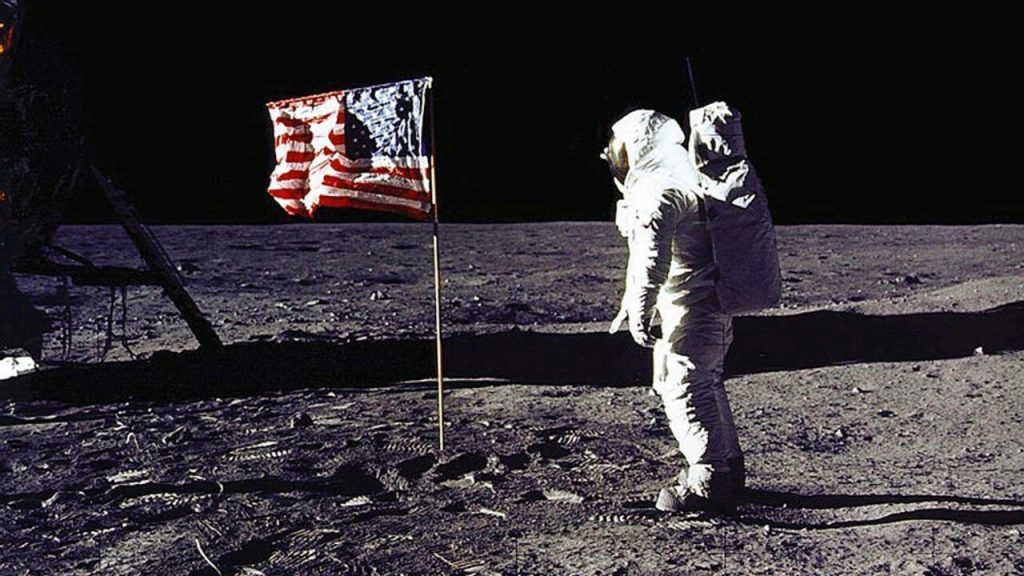 بيع صور أصلية التقطت ناسا بعضها على سطح القمر عام 1969