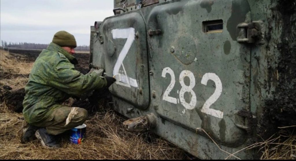 أوكرانيا.. ما سرّ الحرف ” Z ” الغامض المرسوم على الدبابات الروسية؟