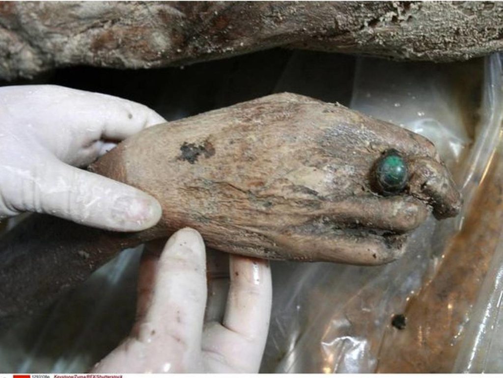 الصين.. اكتشاف مومياء عمرها 700 عام بجلد ناضج وخاتم سليم